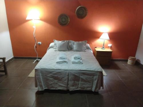 um quarto com uma cama com duas toalhas em las vasijas em Tunuyán