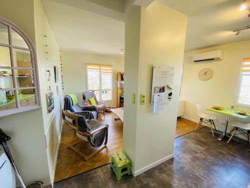 un salon avec des chaises et une table dans l'établissement Le Belle Isle, à Rodez