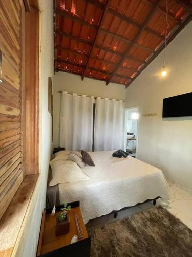 1 dormitorio con cama y techo de madera en Casa Porto do Sol Vila de São Jorge, en São Jorge