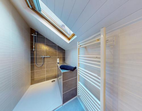 W łazience znajduje się kabina prysznicowa. w obiekcie La Mignonette w mieście Rodez