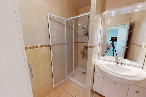 une salle de bain avec une douche, un lavabo et des toilettes dans l'établissement BERGES LANDAISES - Grand T2 avec terrasse exposée sud est, à Capbreton