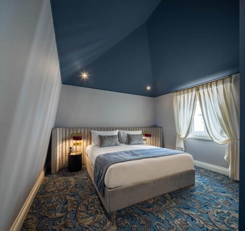 a bedroom with a bed and a blue ceiling at MS Collection Aveiro - Palacete Valdemouro in Aveiro