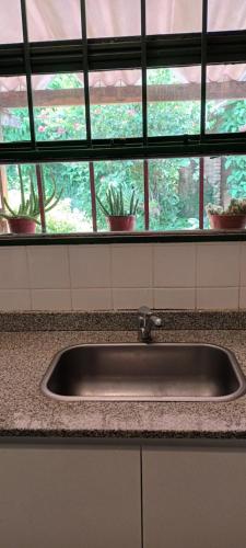 um lavatório numa cozinha com uma janela em Casa Incone em Formosa