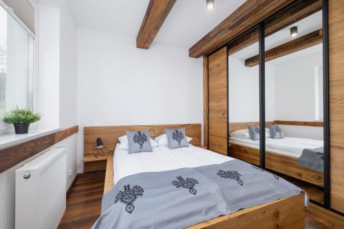 Säng eller sängar i ett rum på Memorable Apartment with Balcony in Wisla by Renters