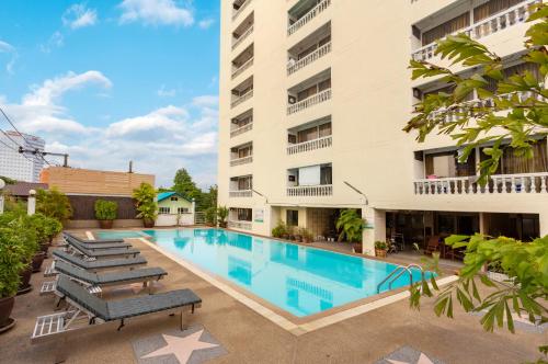a swimming pool in the middle of a building at Omni Suites Serviced Apartment 1Bedroom in Bangkok