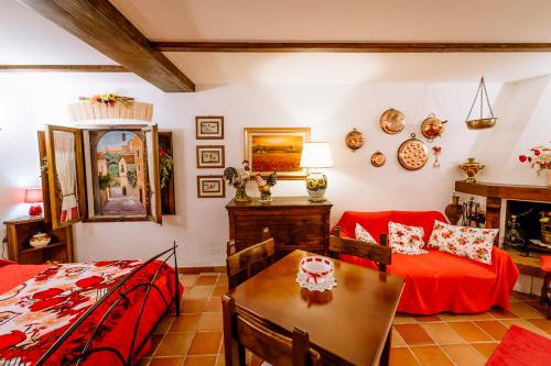 グロッセートにあるAppartamento Il Papavero Rossoのリビングルーム(ベッド1台、テーブル付)