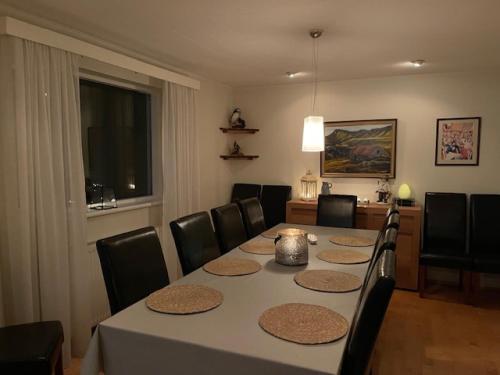 une salle à manger avec une table et des chaises noires dans l'établissement Central by the Church *Family Villa, à Akureyri