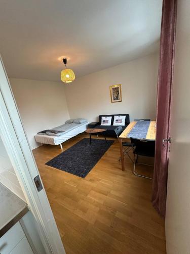 Habitación con cama, escritorio y mesa. en Beautiful And Comfortable Apartment, en Gotemburgo