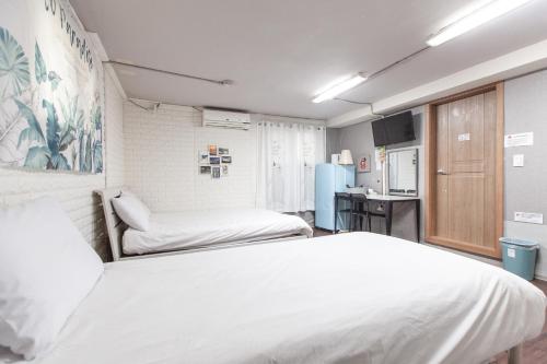 Una cama o camas en una habitación de Hongdae Style Guesthouse