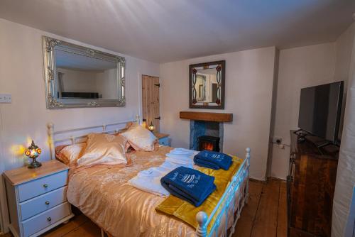 Un dormitorio con una cama con toallas azules. en Rivendell en Holywell