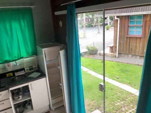 Η κουζίνα ή μικρή κουζίνα στο Cabanas São Miguel