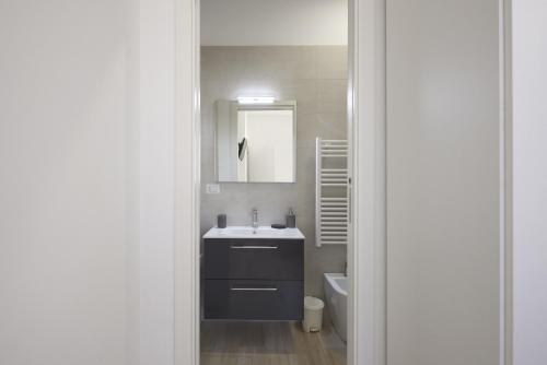 y baño con lavabo y espejo. en Nuovo Appartamento in Pieno Centro con WiFi E Clima, en Civitanova Marche