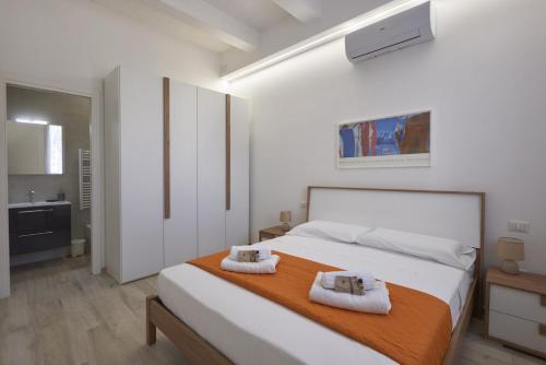 1 dormitorio con 1 cama con 2 toallas en Nuovo Appartamento in Pieno Centro con WiFi E Clima, en Civitanova Marche