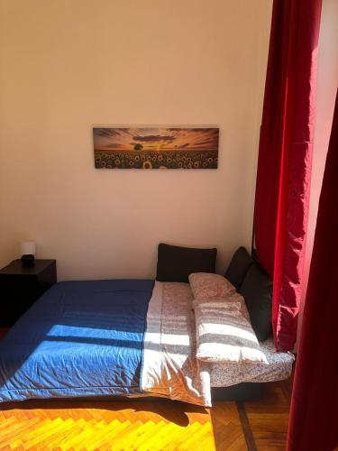 Una cama o camas en una habitación de Ezio House