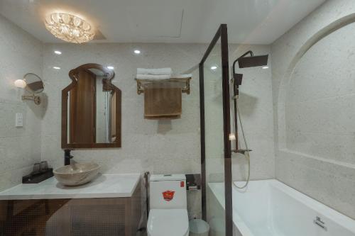 コンダオにあるMaya Hotel 4のバスルーム(トイレ、洗面台、シャワー付)