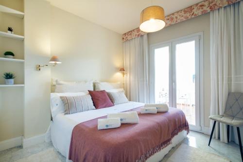 1 dormitorio con 1 cama grande y 2 toallas. en MARBELLA BANUS SUITES - Banus Playa Rocio Direct Sea Access en Marbella