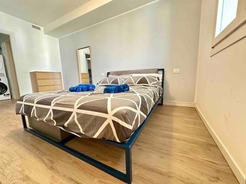 um quarto com uma cama grande e almofadas azuis em [10 min Airport]+Free Private Parking[5 min Train] em Bérgamo