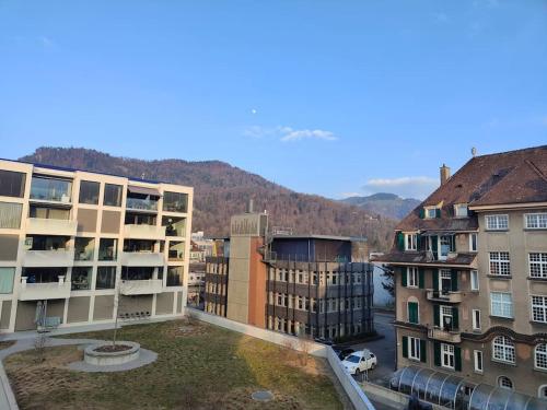 uma vista aérea de uma cidade com edifícios em Stadt nah, Modern, bequem, em Thun