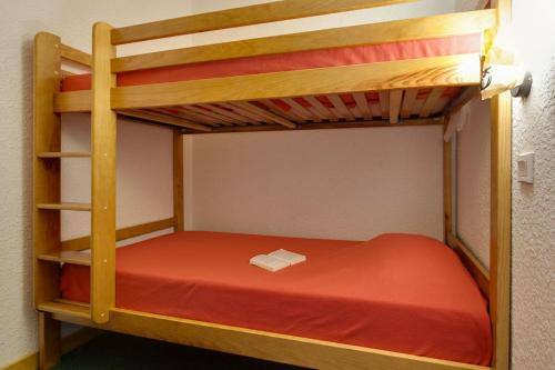 Ce lit superposé se trouve dans un dortoir doté d'un matelas rouge. dans l'établissement Cabourg - 33 - Studio bonne expo - 4 pers, à Les Deux Alpes