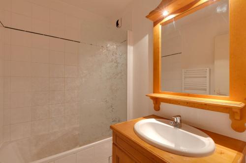 une salle de bain avec un lavabo, un miroir et une baignoire dans l'établissement Cabourg - 33 - Studio bonne expo - 4 pers, à Les Deux Alpes