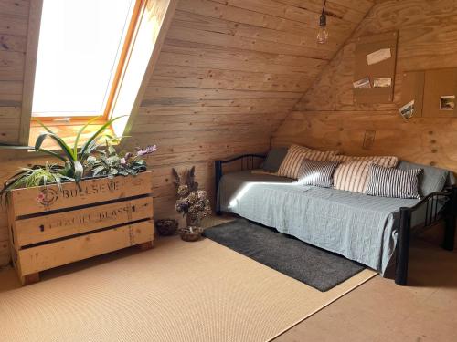 1 dormitorio con 1 cama en una cabaña de madera en Nygaard B&B, en Nørre Nebel