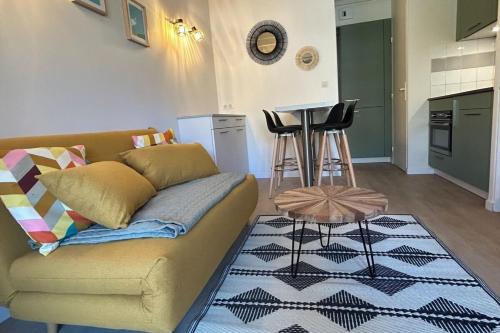 a living room with a couch and a table at The beachside coquette in Frontignan
