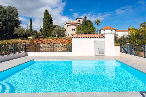 une piscine devant une villa dans l'établissement A5 - Modern Studio 5 min to Sea - Pool & Garage, à Antibes