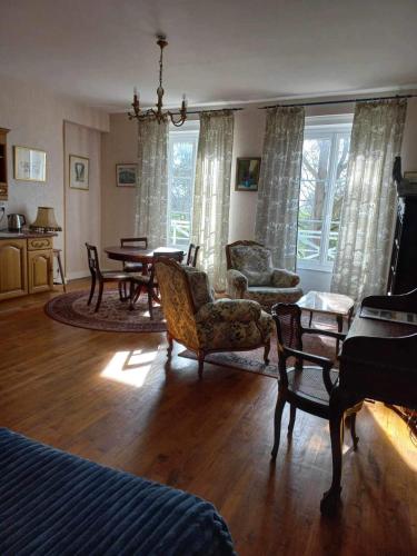 un salon avec une table et des chaises dans l'établissement Chateau des Chevaliers de Grand Tonne, à Sainte-Croix-Grand-Tonne