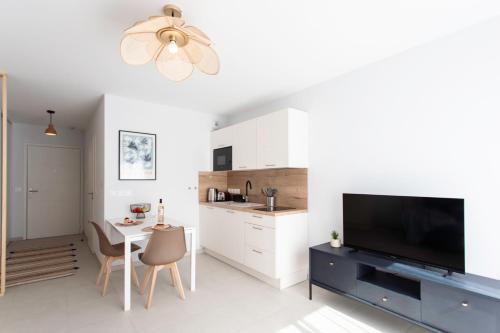 A5 Staywizus - Modern Studio 5 min to Sea - Pool & Garage