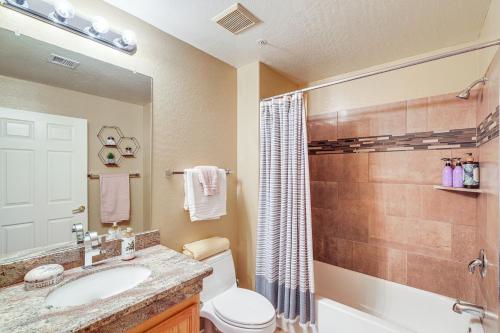 Et badeværelse på Quiet Condo with Pool Access, 4 Mi to TPC Scottsdale