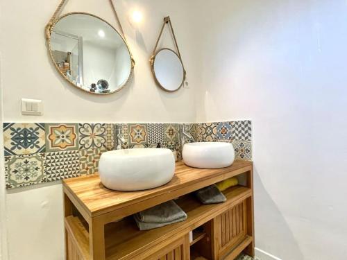 une salle de bain avec un lavabo et un miroir dans l'établissement Appartement 2 pièces - 1 chambre, à Asnières-sur-Seine