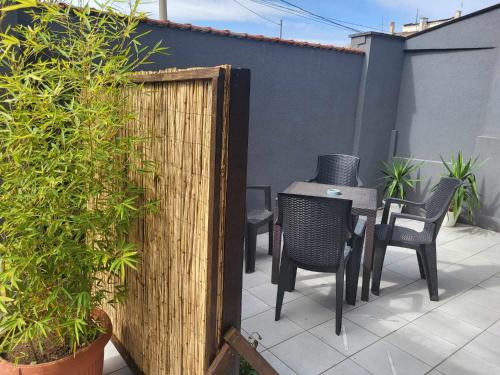 a patio with a table and chairs and a fence at Apartman Djokic 3 in Požarevac