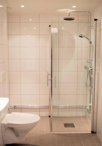 Ett badrum på Open plan living in Larsberg, Lidingo