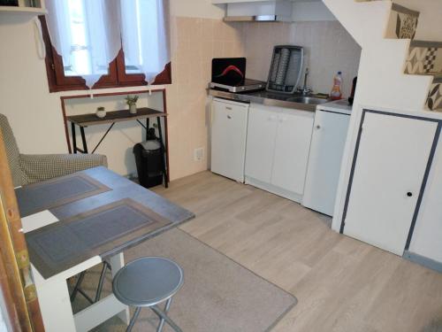 a small kitchen with a table and a counter at Marius et Fanny in Oraison