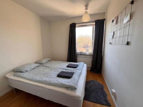 a bedroom with a bed and a window at Cozy 1-Bed Nest in Lidingo in Kottla