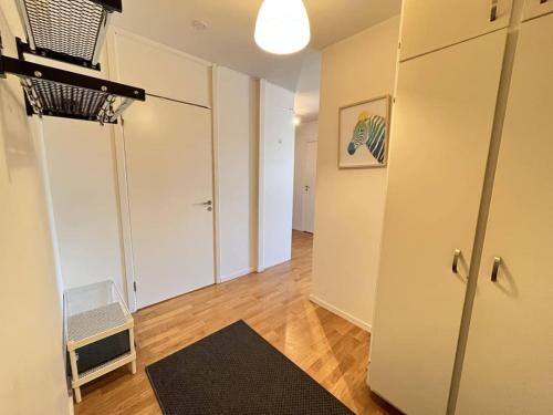 una camera con corridoio, armadio e specchio di Cozy 1-Bed Nest in Lidingo a Kottla