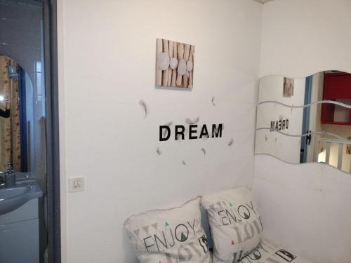 una habitación con una pared blanca con dibujos en la pared en Marius et Fanny en Oraison