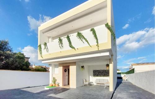 una casa bianca con edera sul balcone di Gorgeous Home In Riba-Roja De Turia a Riba-Roja De Túria