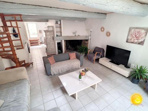 un salon avec un canapé et une cheminée dans l'établissement Coeur de Fitou : Maison de village atypique, à Fitou