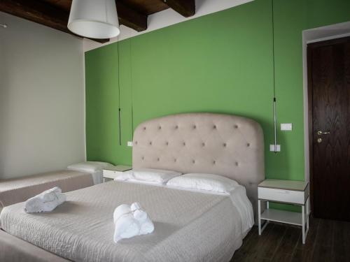 ein Schlafzimmer mit einem Bett mit Handtüchern darauf in der Unterkunft Il Casale dei Nonni in Rieti