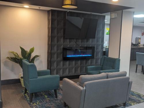 uma sala de espera com duas cadeiras e uma televisão em Quality Inn Danville - University Area em Danville