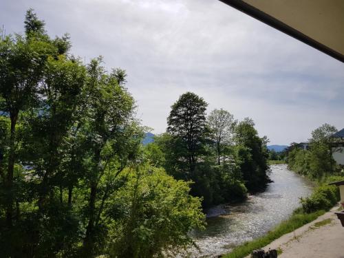 una ventana de tren con vistas al río en Nobile Lumaris 104, en Bad Ischl