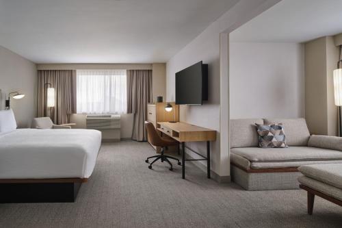 una camera d'albergo con letto e scrivania di The Bayshore Hotel San Francisco Airport - Burlingame a Burlingame