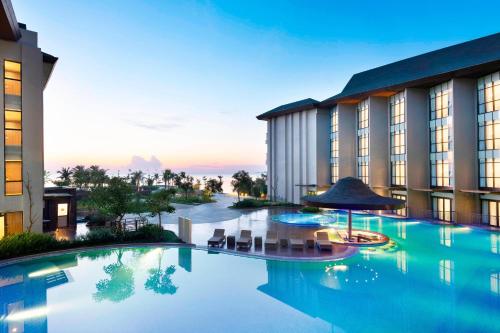 un hôtel avec une piscine dans l'établissement Fairfield by Marriott Belitung, à Tanjung Pandan