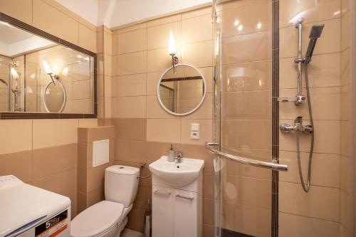 W łazience znajduje się toaleta, umywalka i prysznic. w obiekcie 31 Gdynia Centrum - Apartament Mieszkanie dla 4 osób w mieście Gdynia