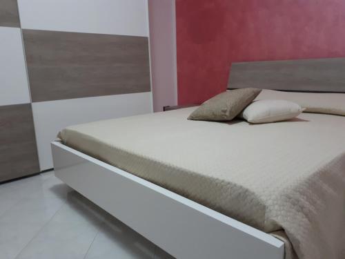 een bed met twee kussens in een kamer bij Tre gemme Virgilio apartment in Trapani