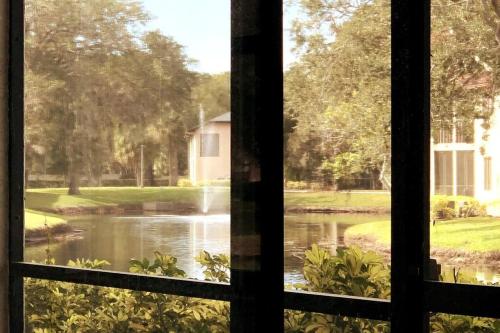 Cette maison offre une vue sur le lac depuis sa fenêtre. dans l'établissement Waterview Oasis Retreat, minutes to Anna Maria Island and IMG, à Bradenton