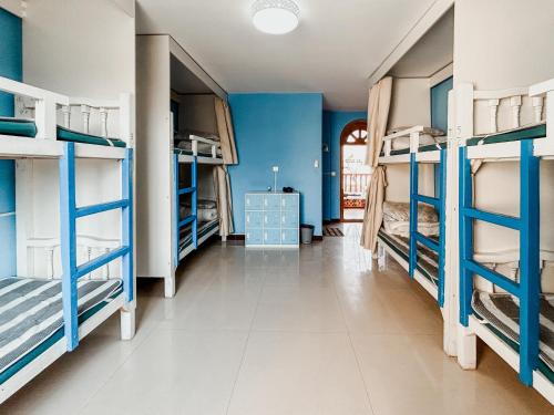 a room with bunk beds in a hostel at New Dap Hostel (in Grape Town) in Turfan