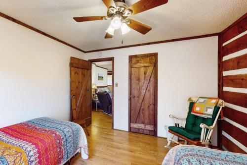 a bedroom with a bed and a ceiling fan at 2 Bed 2 Bath Vacation home in Whittier II in Whittier