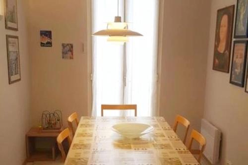 - une table à manger avec un bol en haut dans l'établissement Casa Charlotte nel cuore di Cannes, à Cannes